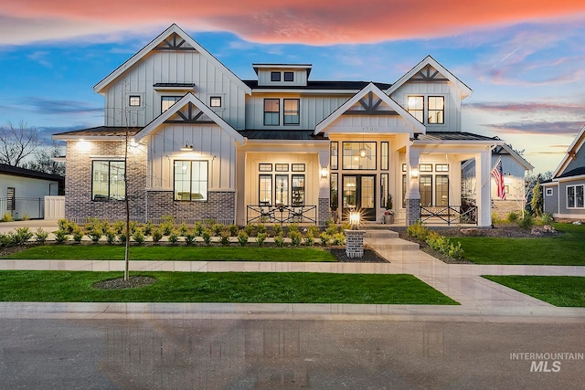 view of front of property featuring a lawn