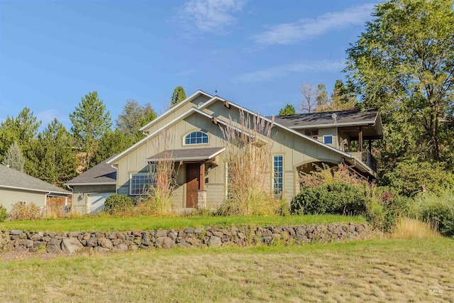 view of front facade featuring a front yard