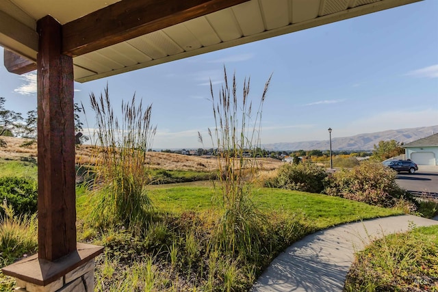 view of yard featuring a mountain view