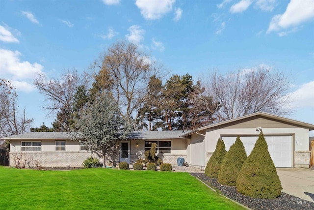 view of front of home featuring brick siding, driveway, and a front yard