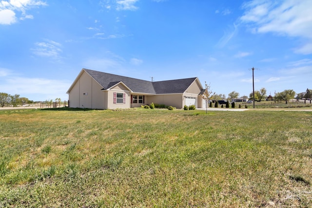 view of front facade with a garage, driveway, and a front yard