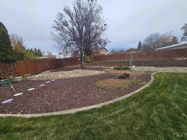 view of yard featuring a fenced backyard