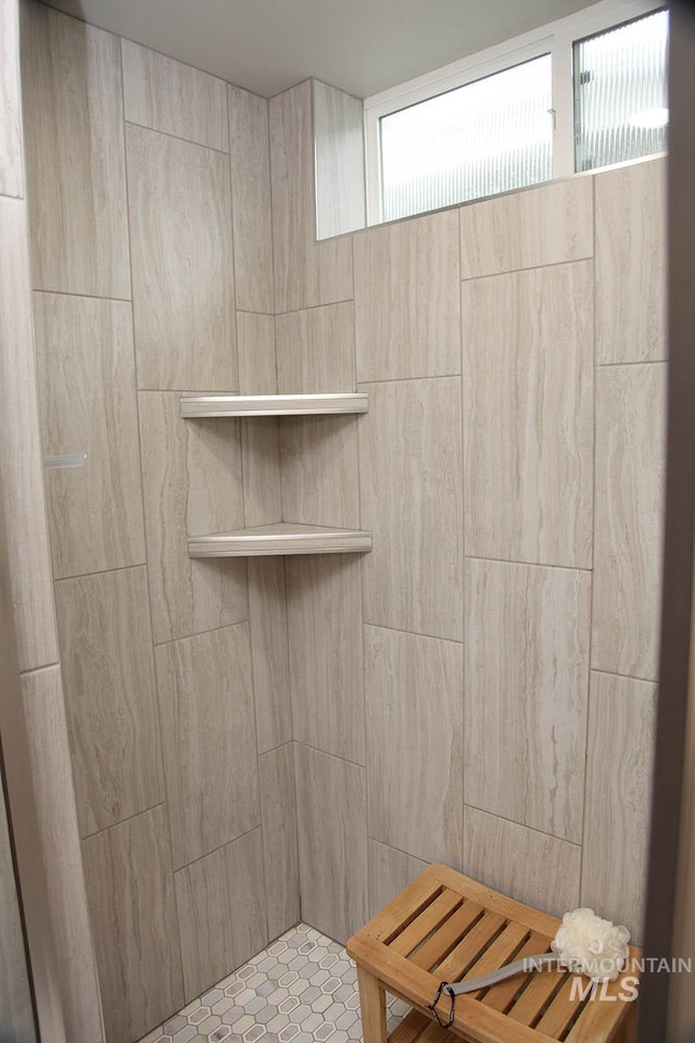 full bath with tiled shower