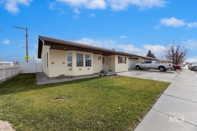 ranch-style home featuring a front lawn