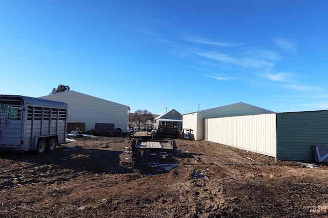 view of yard with an outbuilding
