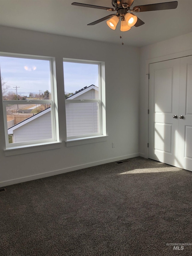 unfurnished room with carpet flooring and ceiling fan