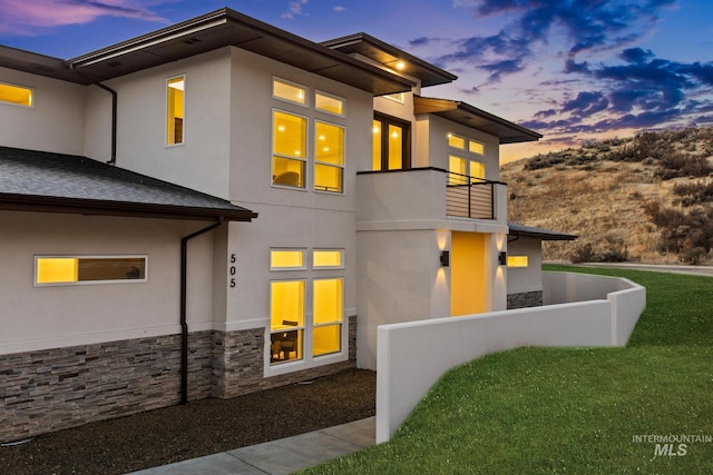 view of front of home featuring a yard