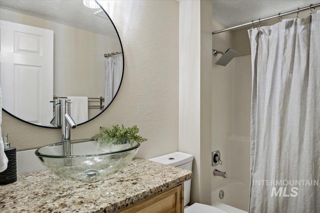 full bathroom featuring shower / bath combo with shower curtain, toilet, and vanity