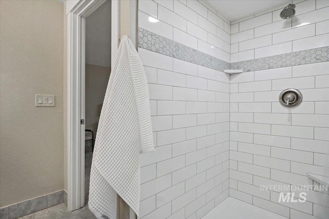 bathroom featuring tiled shower