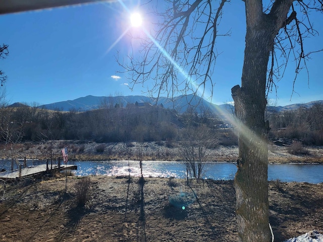 water view with a mountain view