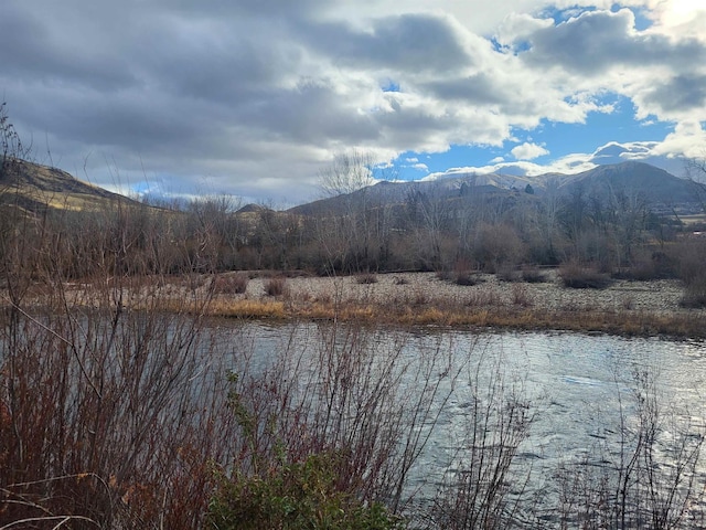 water view with a mountain view