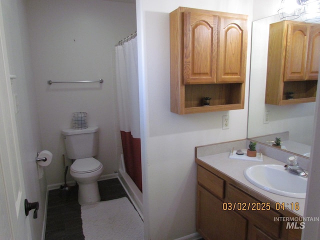 full bathroom featuring baseboards, vanity, toilet, and a shower with curtain