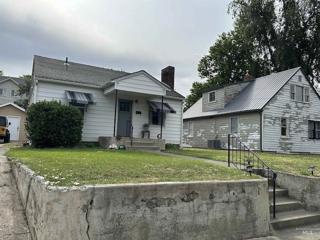 821 3rd St, Lewiston, ID 83501 - bungalow-style house with a front lawn and a chimney