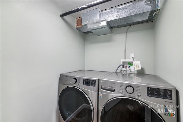 1984 11th Ave E, Twin Falls, ID 83301 - laundry room featuring washing machine and dryer
