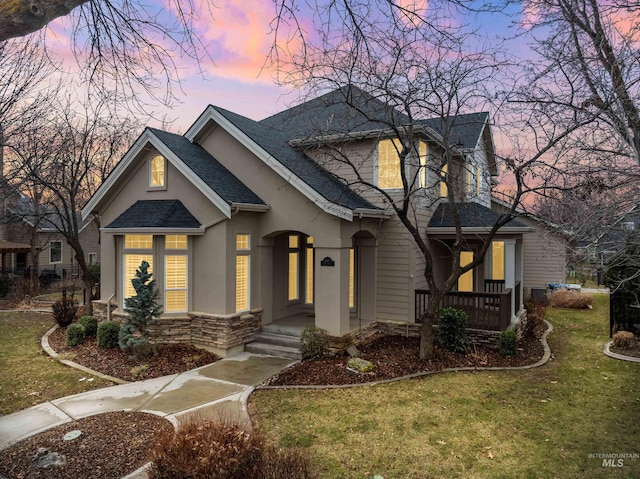 view of front of property featuring a lawn