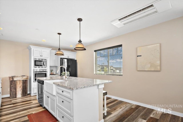8618 Latimore Ln, Middleton, ID 83644 - kitchen featuring stainless steel appliances, a sink, dark wood finished floors, white cabinetry, and recessed lighting