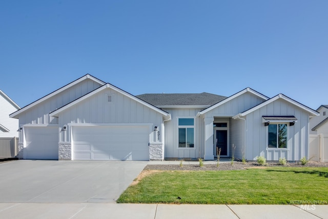 view of front facade featuring a garage and a front yard