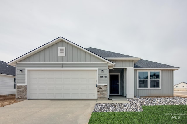 view of front facade with a garage