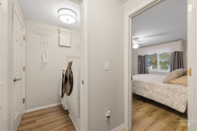 2800 Taylor Ct, Nampa, ID 83686 - washroom with washing machine and dryer, wood finished floors, a textured ceiling, and a ceiling fan