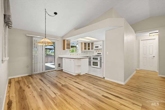 2800 Taylor Ct, Nampa, ID 83686 - kitchen with white appliances, lofted ceiling, light wood-style flooring, light countertops, and pendant lighting