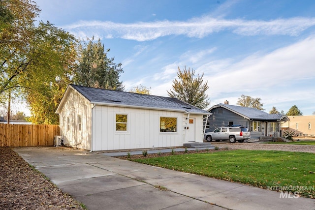 view of front of property featuring a front lawn