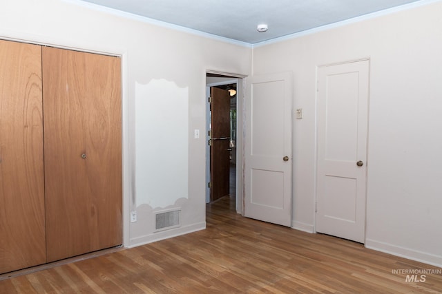 286 SW 3rd Ave, Ontario, OR 97914 - unfurnished bedroom with wood finished floors, ornamental molding, baseboards, and a closet