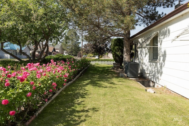 286 SW 3rd Ave, Ontario, OR 97914 - view of yard featuring central AC