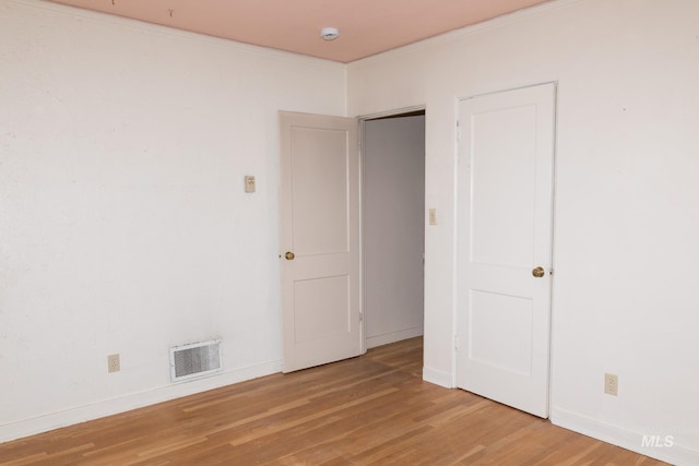286 SW 3rd Ave, Ontario, OR 97914 - unfurnished bedroom featuring light wood-style floors, baseboards, and ornamental molding