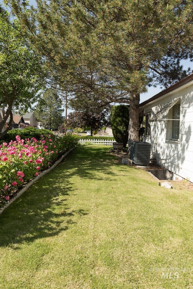 286 SW 3rd Ave, Ontario, OR 97914 - view of grassy yard featuring central AC