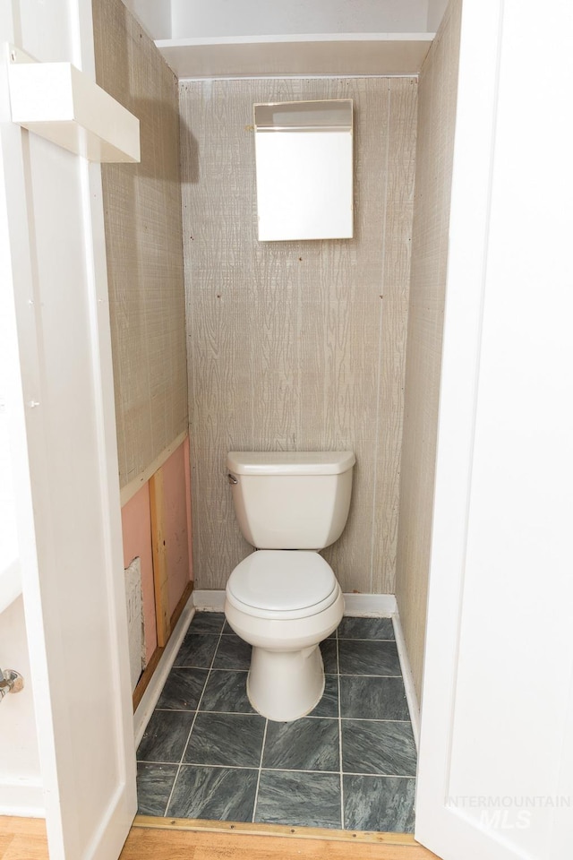 286 SW 3rd Ave, Ontario, OR 97914 - bathroom with toilet and baseboards