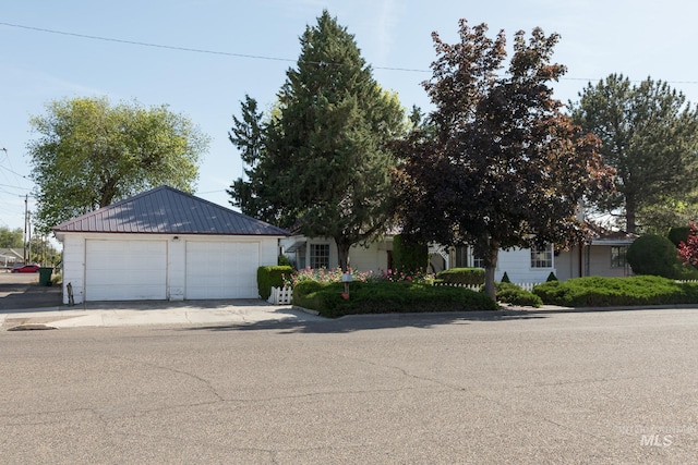 286 SW 3rd Ave, Ontario, OR 97914 - view of front facade featuring an attached garage and concrete driveway
