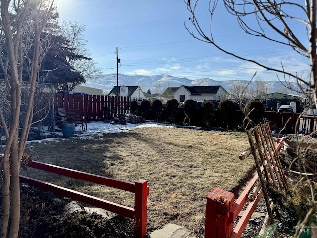 view of yard featuring a mountain view