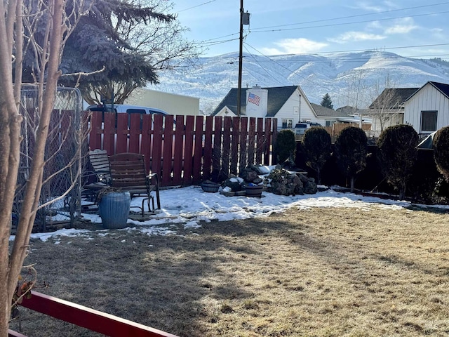 view of yard featuring a mountain view