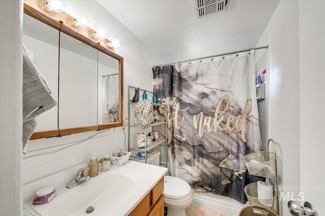 full bathroom with visible vents, toilet, curtained shower, decorative backsplash, and vanity