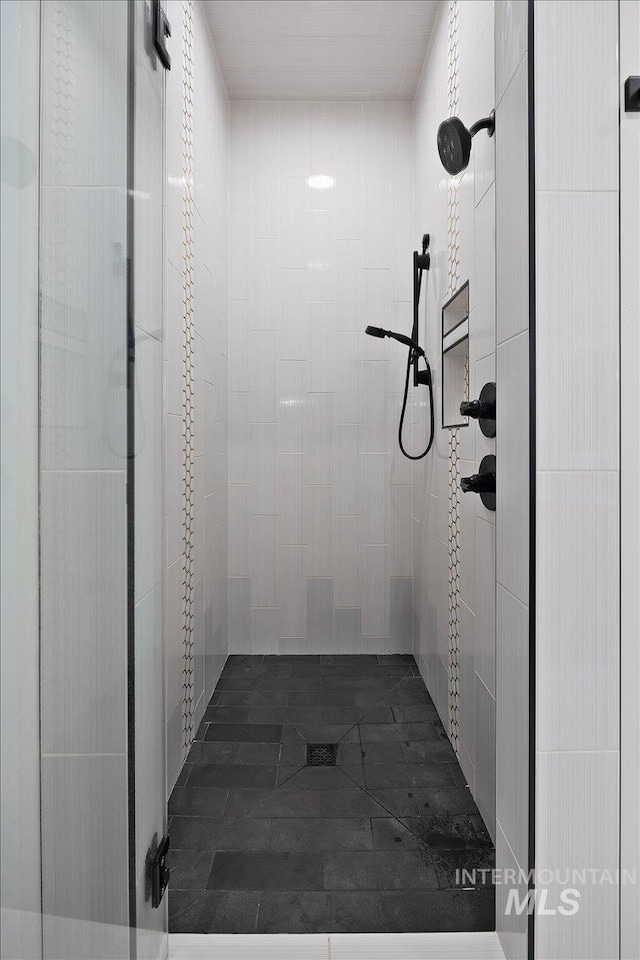 full bath with tiled shower