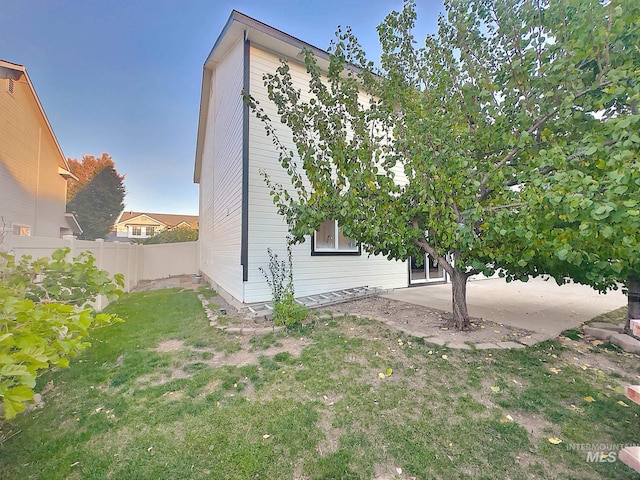 view of yard with a patio