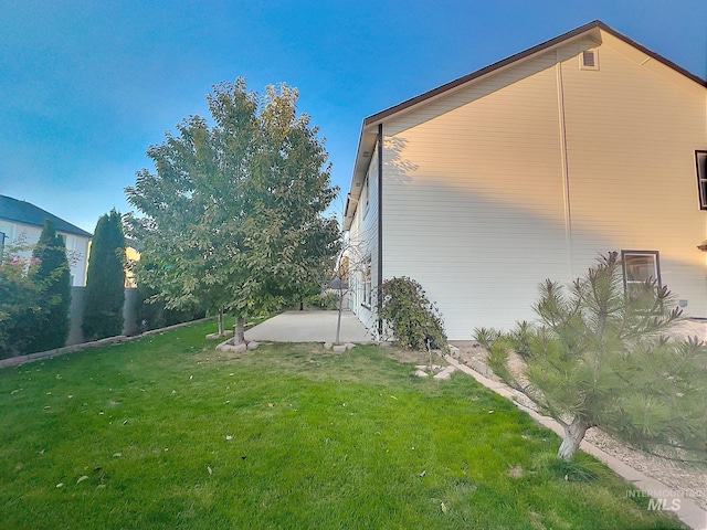 view of yard with a patio area