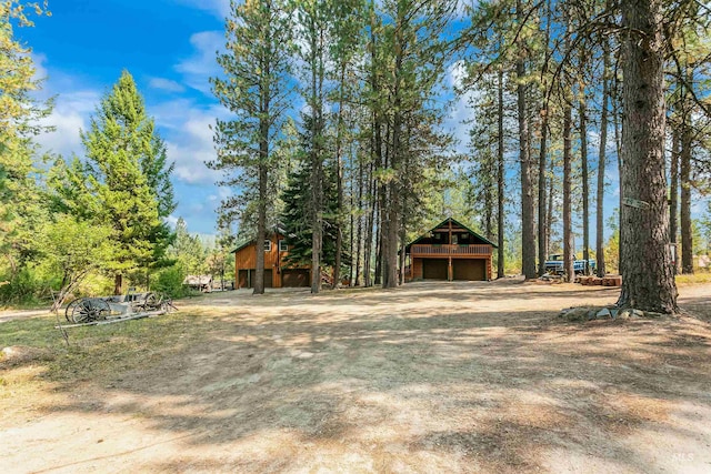 view of yard with an outdoor structure and a garage