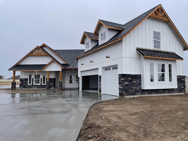 modern inspired farmhouse featuring covered porch and a garage