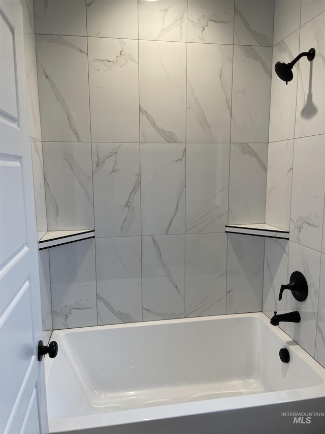 bathroom featuring tiled shower / bath