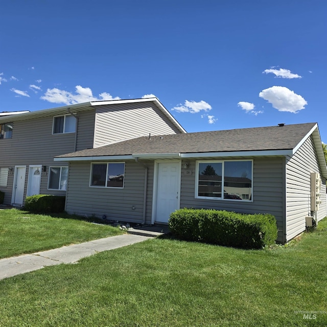 view of front of property featuring a front lawn