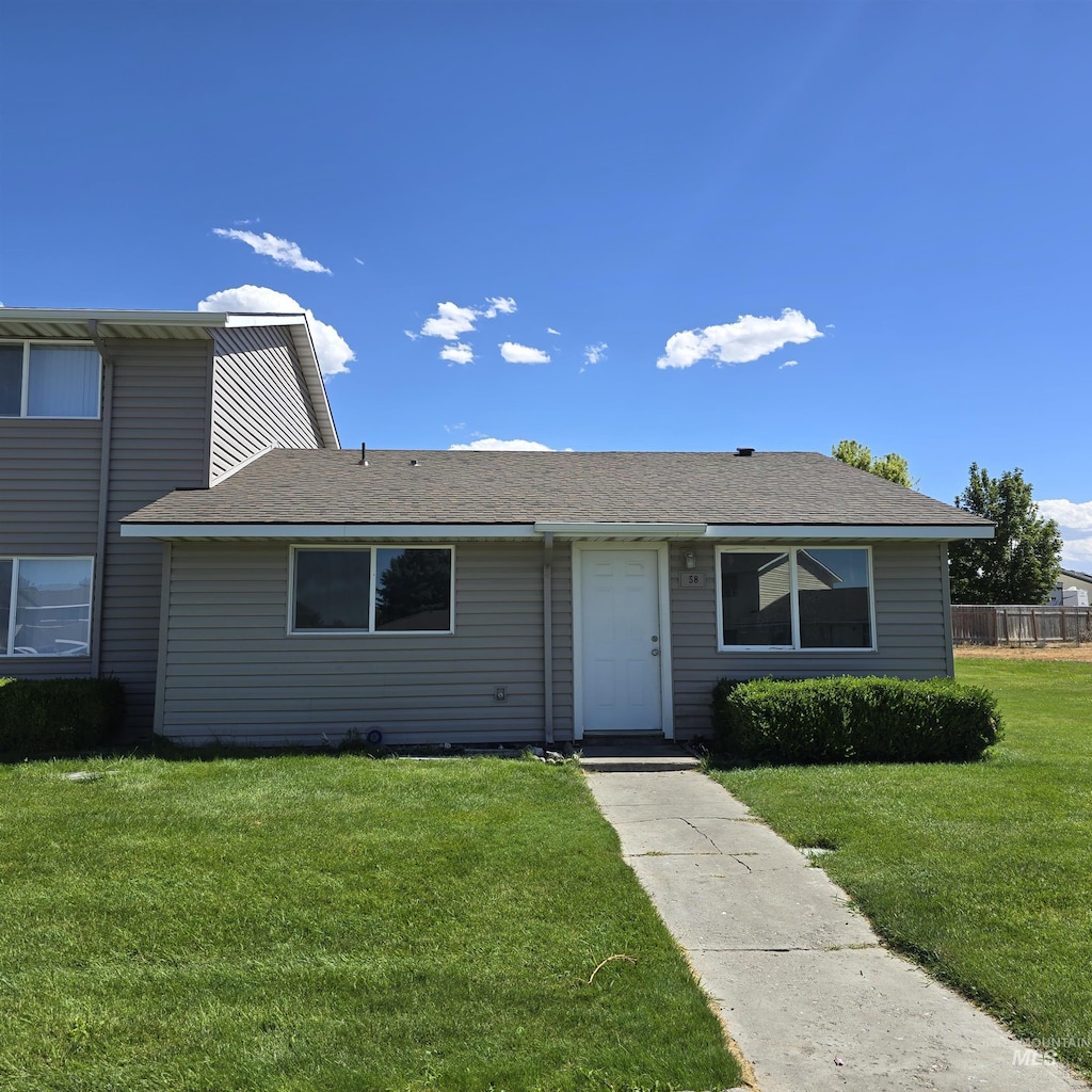 view of front of home featuring a front lawn