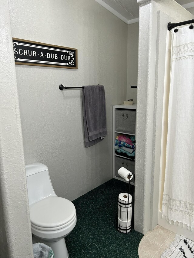 1614 E 1800 S, Gooding, ID 83330 - full bathroom with toilet, a shower with shower curtain, and crown molding