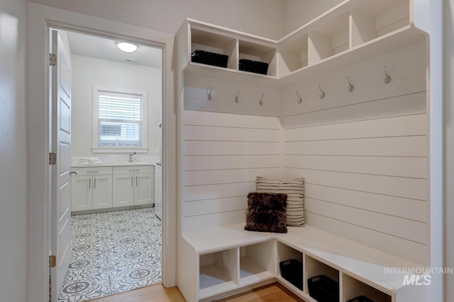 4014 W Farm View Dr, Boise, ID 83714 - mudroom featuring a sink
