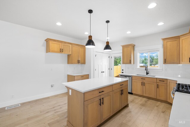 875 N 14th St, Payette, ID 83661 - kitchen with a sink, stainless steel appliances, light wood finished floors, backsplash, and a kitchen island