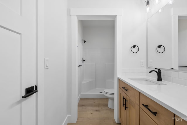 875 N 14th St, Payette, ID 83661 - bathroom featuring a shower, toilet, vanity, and wood finished floors