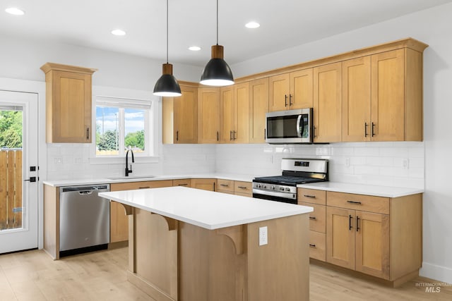 875 N 14th St, Payette, ID 83661 - kitchen with stainless steel appliances, a sink, light wood-type flooring, light countertops, and recessed lighting