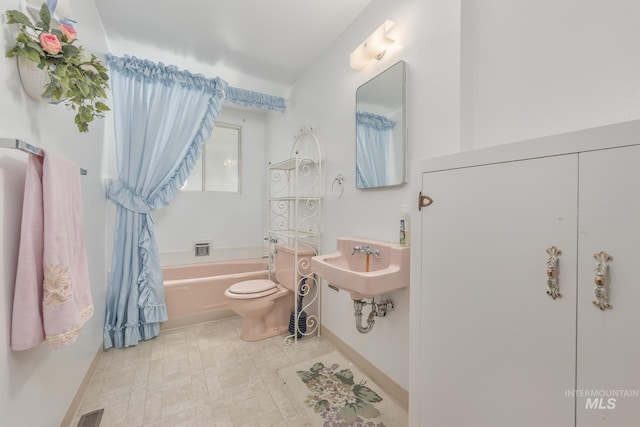 1245 SW 3rd Ave, Ontario, OR 97914 - bathroom featuring a tub to relax in, toilet, baseboards, and a sink