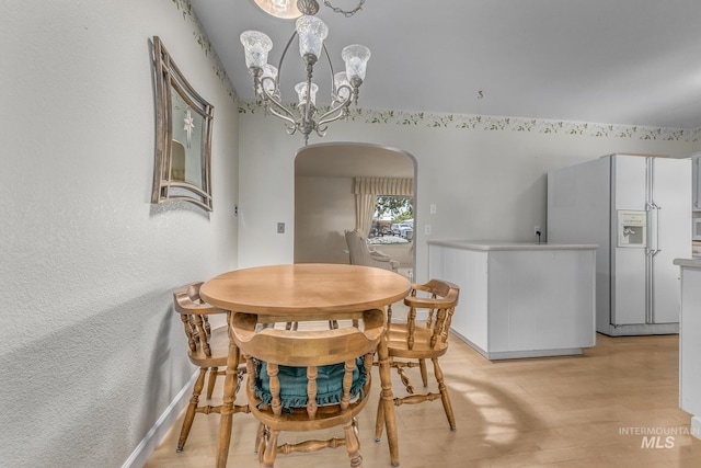1245 SW 3rd Ave, Ontario, OR 97914 - dining room featuring arched walkways, a chandelier, and light wood finished floors