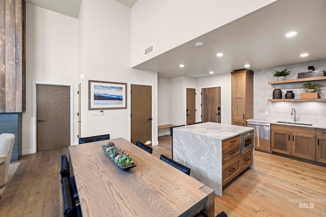 dining area with sink and light hardwood / wood-style floors